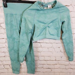 SALE PRICED!!>>Gymshark sz M  leggings and long top in camo